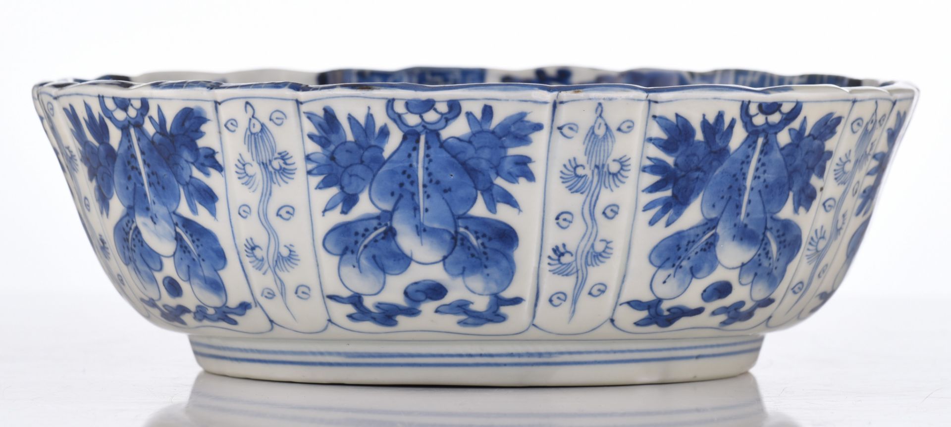 A Japanese Arita blue and white ribbed bowl, late Edo, ø 27 - H 9 cm - Image 5 of 7