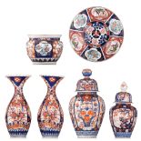 (T) A collection of Japanese Imari ware, Meiji period, Tallest H 46 cm - ø 36,5 cm (6)