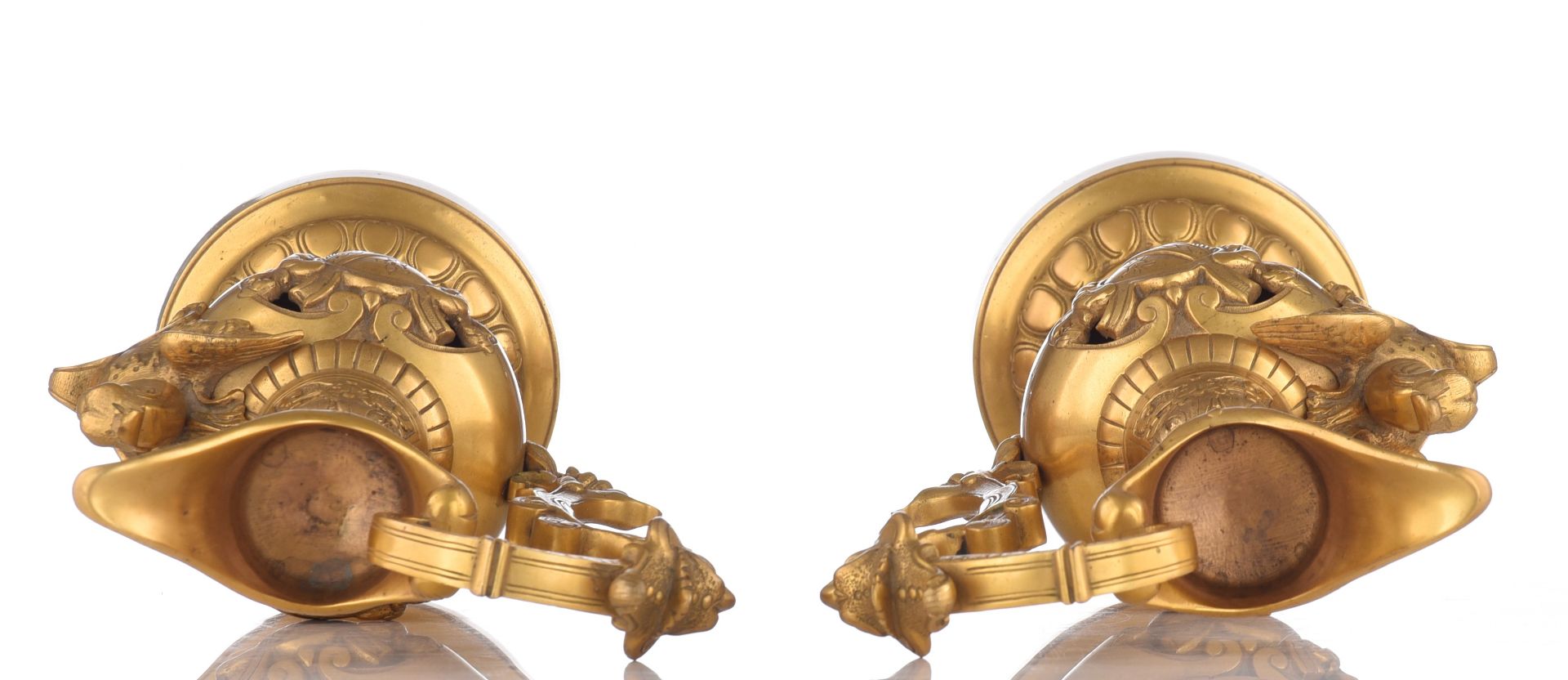(T) A decorative pair of gilt bronze Renaissance inspired pitchers, H 50,5 cm - Image 5 of 6