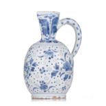 A Dutch Delft blue and white pitcher, 18thC, H 21,5 cm