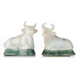 A rare pair of white Delft figures of cows, 18thC, marked Geertruy Verstelle, H 7,5 cm