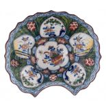 A fine Dutch Delft polychrome barber bowl, marked Jan Theunis Dextra, mid 18thC, H 7,5 - W 27 cm