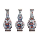 A set of three Delft miniature cashmere palette vases, marked Adriaen Pynacker, late 17thC, H 14,5 -