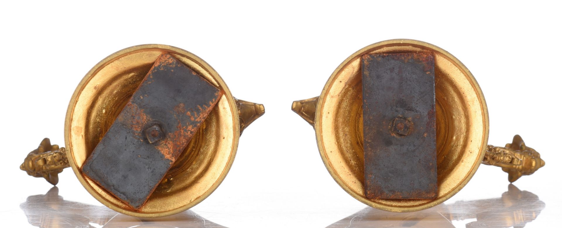 (T) A decorative pair of gilt bronze Renaissance inspired pitchers, H 50,5 cm - Image 6 of 6
