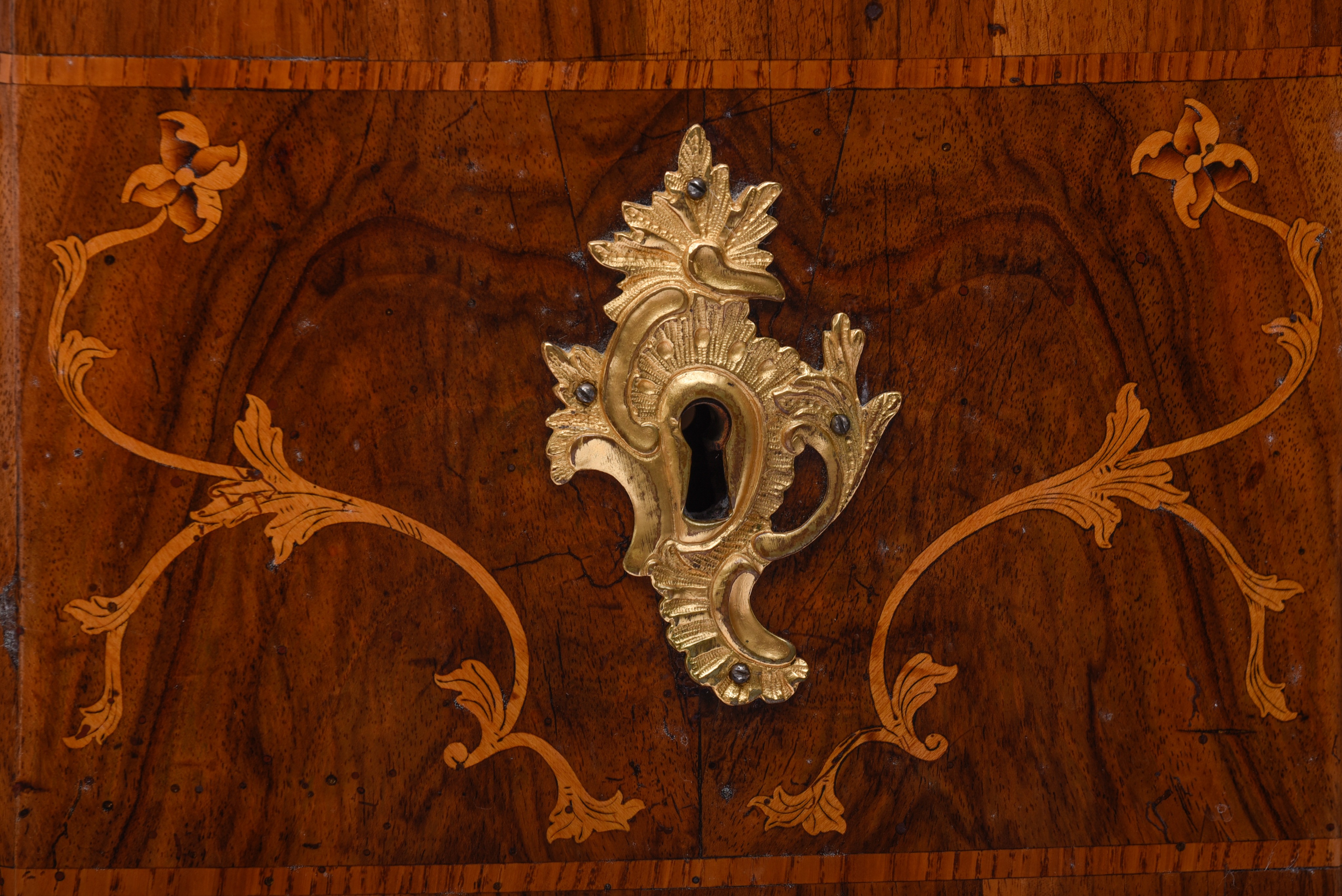 A magnificent German Rococo commode with elegant floral marquetry, mid 18thC, H 93 - W 112 - D 56 cm - Image 13 of 13