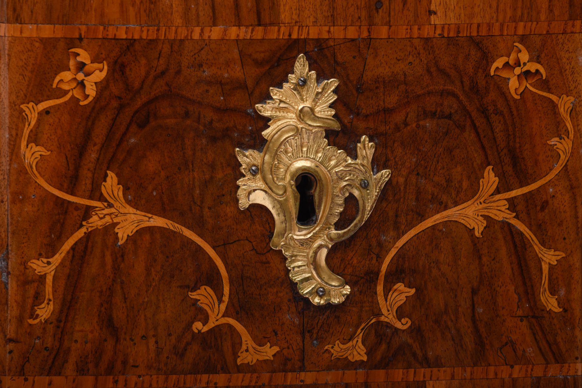 A magnificent German Rococo commode with elegant floral marquetry, mid 18thC, H 93 - W 112 - D 56 cm - Image 13 of 13