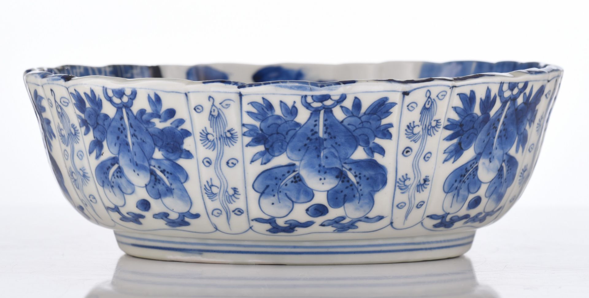 A Japanese Arita blue and white ribbed bowl, late Edo, ø 27 - H 9 cm - Image 4 of 7