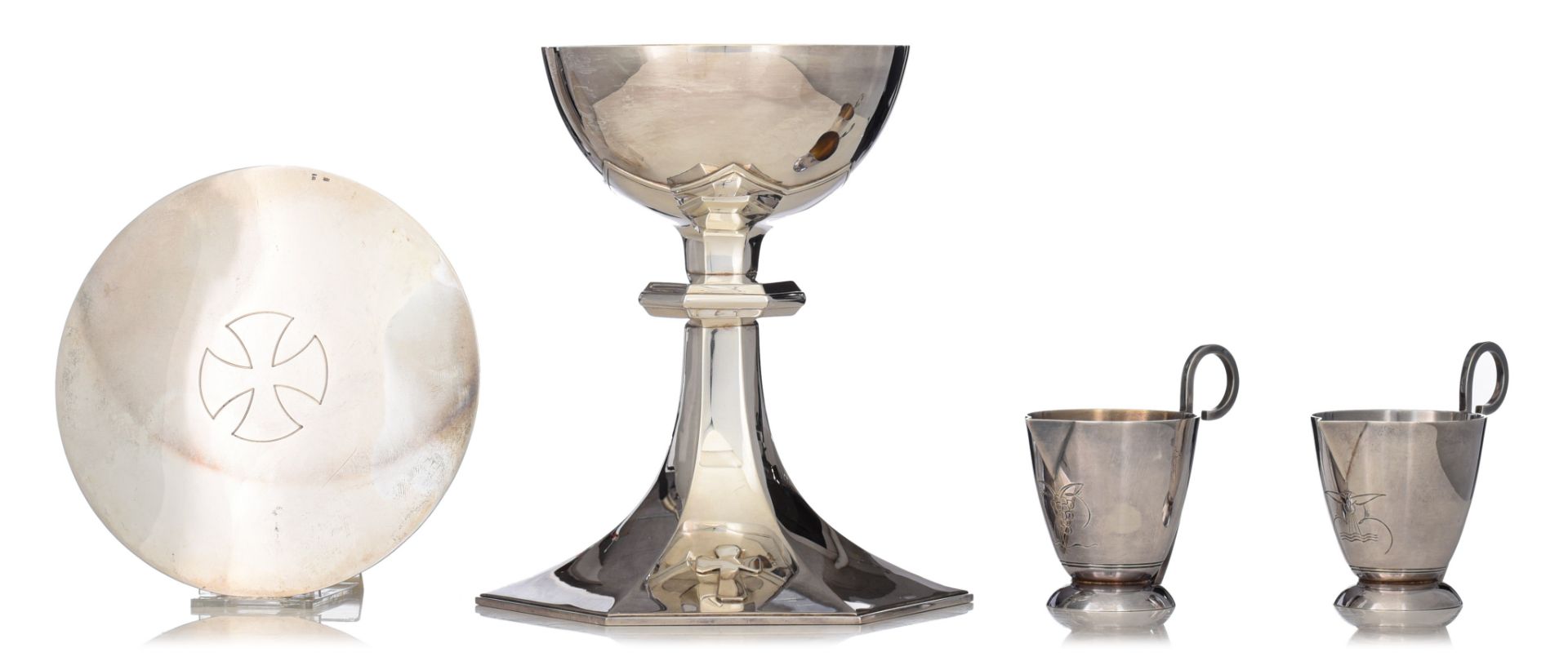 Two Art Deco style silver and gilt silver chalices and patens, in their original cassette, H 17 - 18