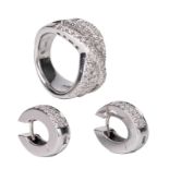 (T) An 18ct white gold ring set with brilliant-cut diamonds, weight 17,4 g - size 7; added a ditto p