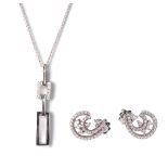 (T) An 18ct white gold pendant set with brilliant-cut diamonds, weight 5,3 g; added a ditto pendant