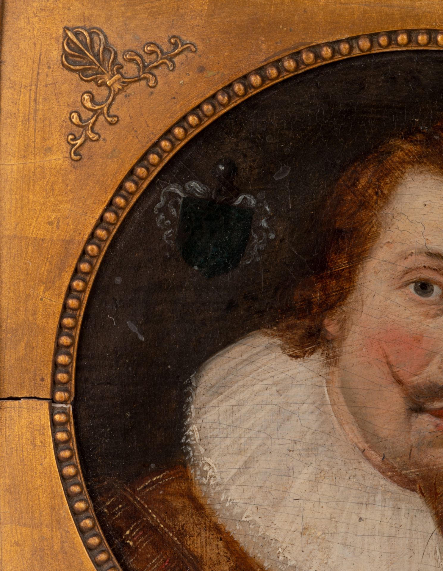 The portrait of a nobleman wearing a ruff, oil on panel, ø 20 cm - Image 5 of 5