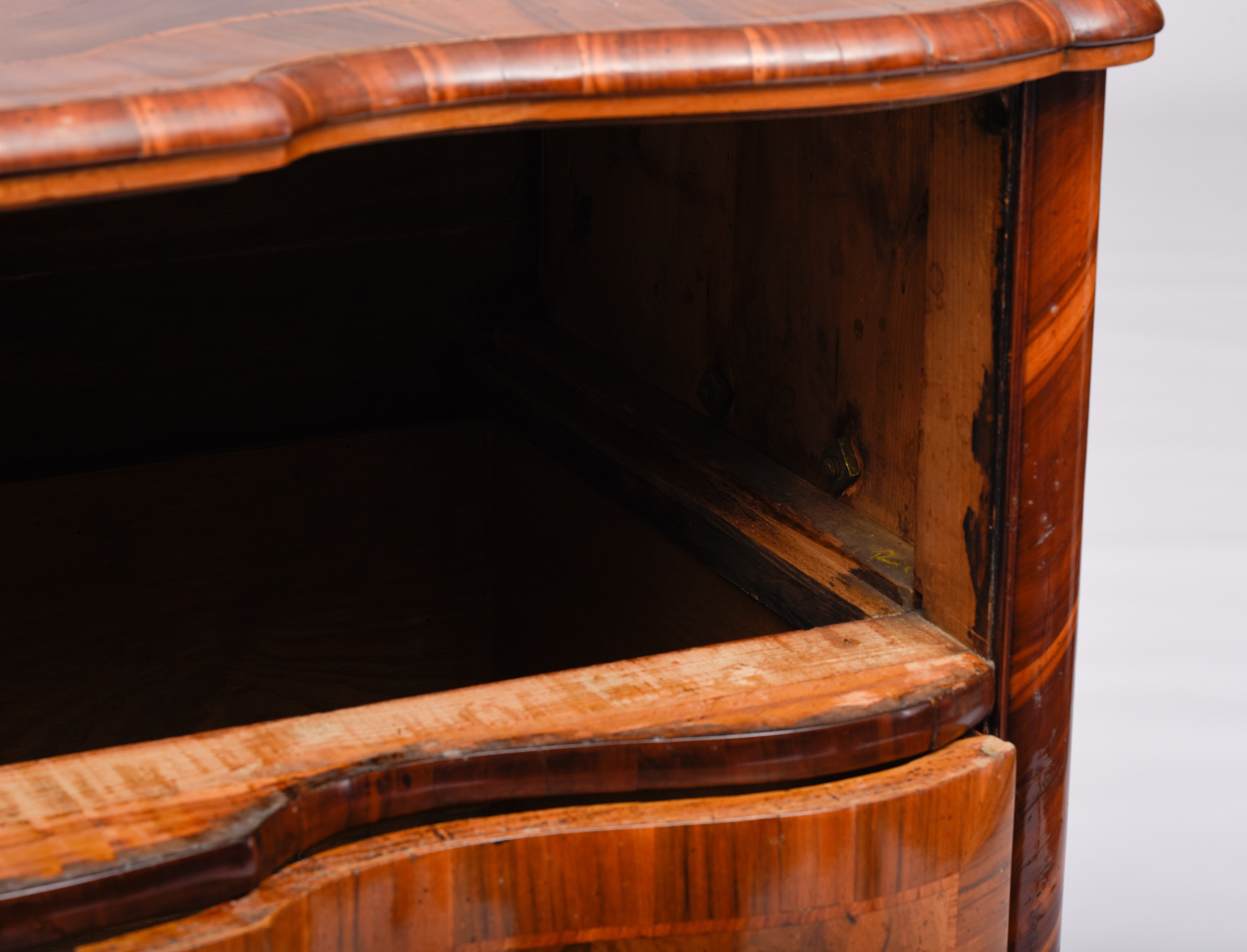 A magnificent German Rococo commode with elegant floral marquetry, mid 18thC, H 93 - W 112 - D 56 cm - Image 10 of 13