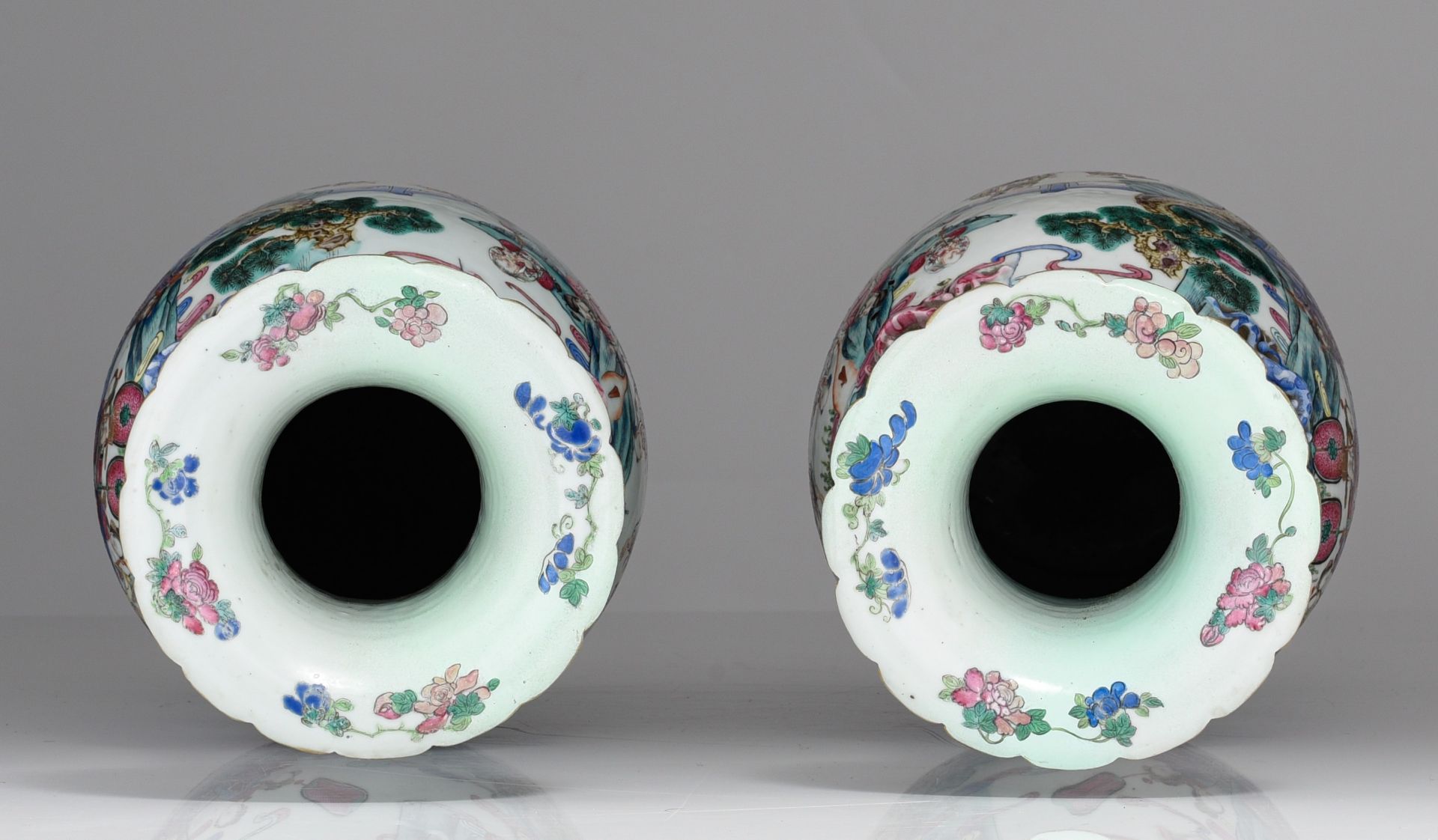 A pair of Chinese famille rose 'banquet' vases, 19thC, H 63,5 cm - Image 6 of 7
