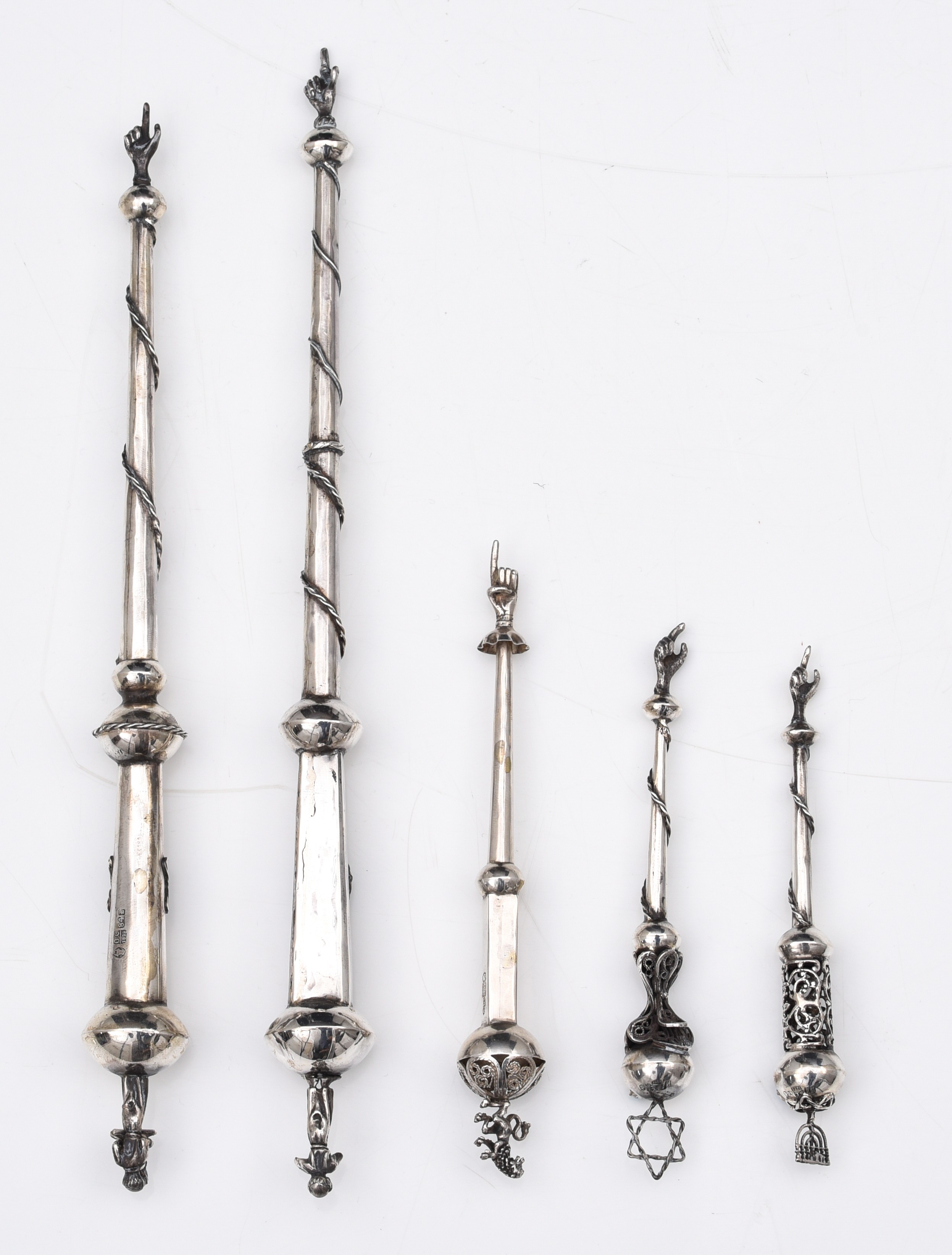 A collection of 5 Russian Judaica silver ritual Torah pointers or Yads, 84 zolotniki (875/000), H 14 - Image 2 of 16