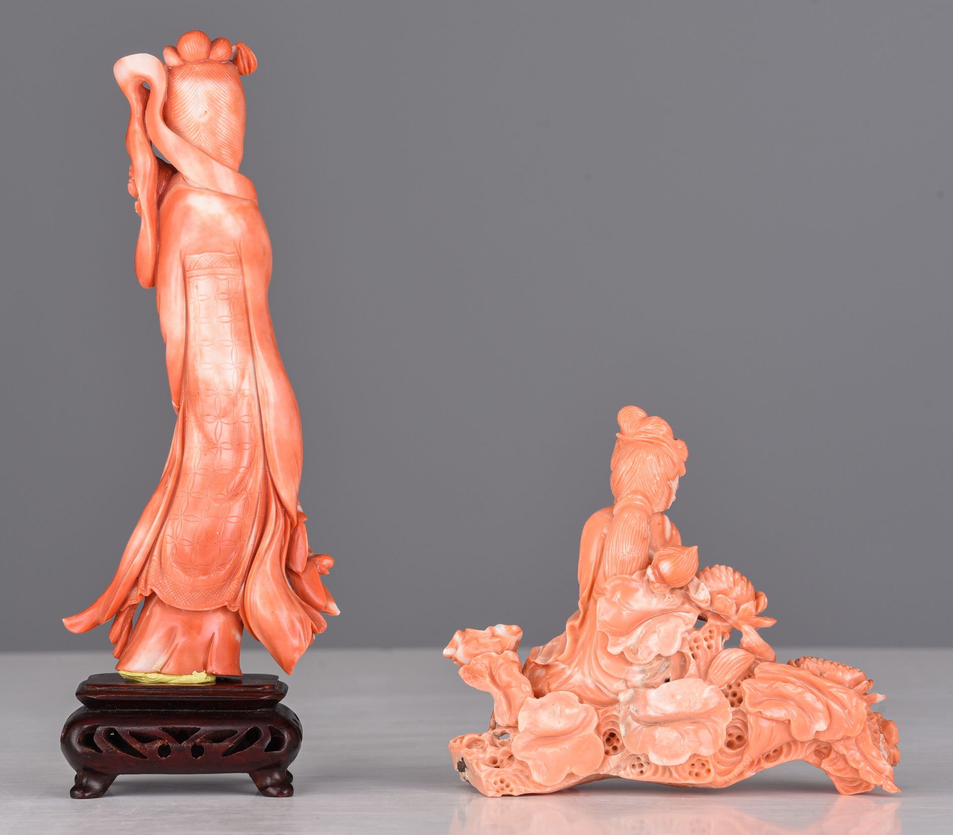 A collection of two Chinese coral figures, late Qing, Total Coral Weight 531 g (excl. stands) - Image 4 of 6