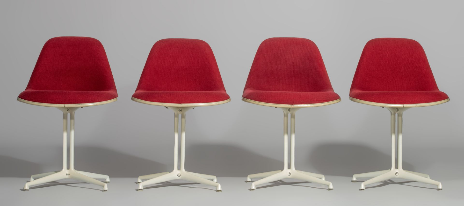 An exceptional set of 4 Eames fibreglass DSL chairs for Vitra, H 71 - W 48 cm - Image 2 of 9