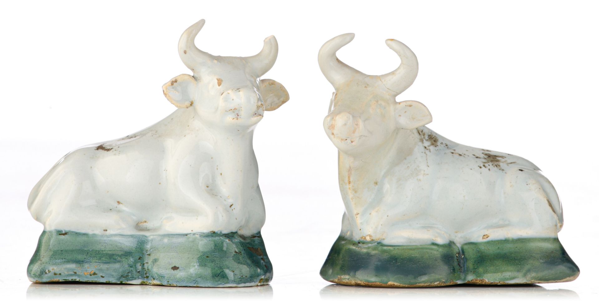 (BIDDING ONLY ON CARLOBONTE.BE) A rare pair of white Delft figures of cows, 18thC, marked Geertruy V