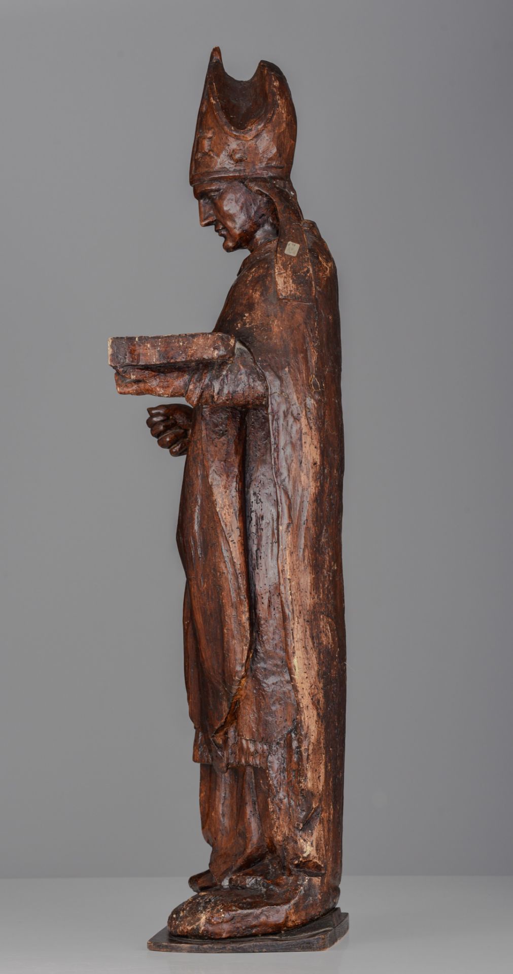A walnut sculpture of a bishop, 18th/19thC, H 90 cm - Image 3 of 7