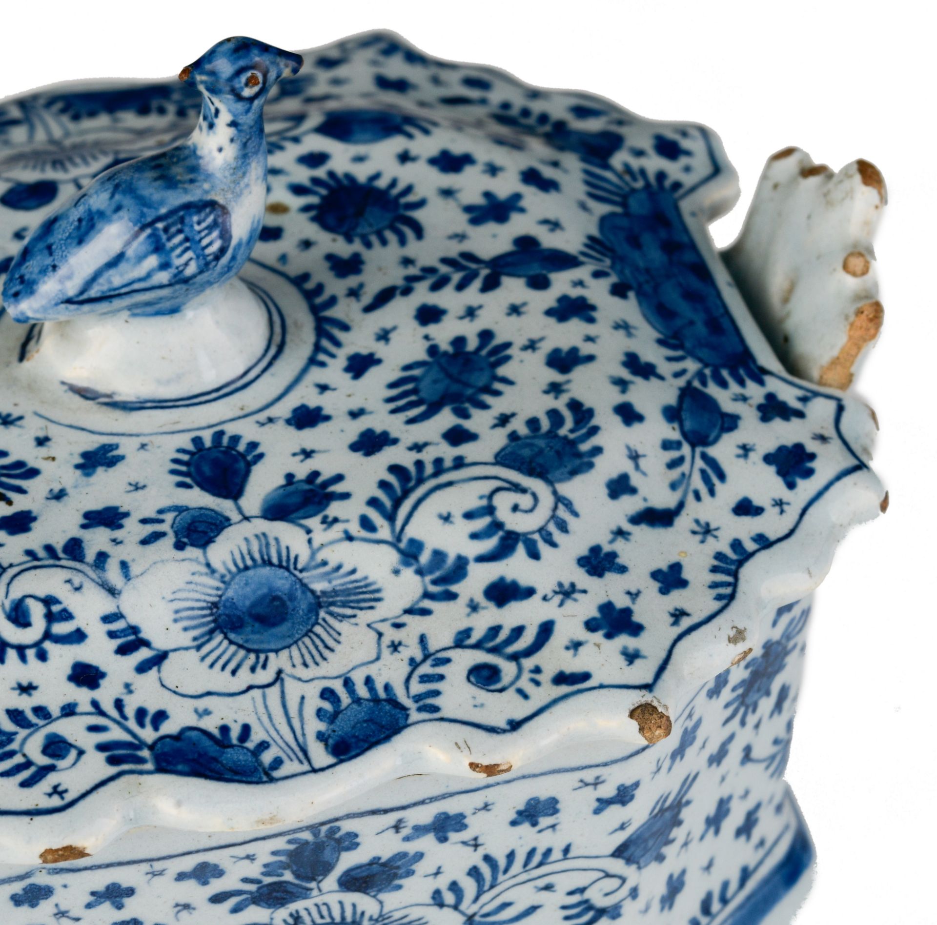 (BIDDING ONLY ON CARLOBONTE.BE) A fine Delft blue and white butter tub, marked 'De Lampetkan', 18thC - Image 11 of 14