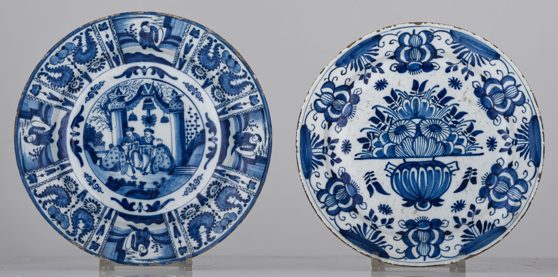 (BIDDING ONLY ON CARLOBONTE.BE) Two blue and white Delft chargers, 18thC, ¯ 34 - 35,5 cm - Image 2 of 6