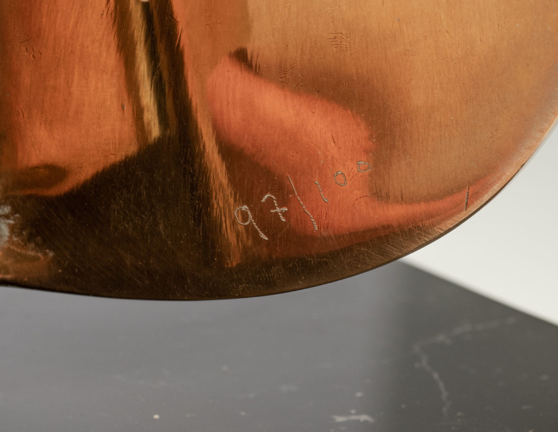 Fernandez Arman (1928-2005), 'Violon, multiple, N∞ 97/100, brass on a marble base, H 69 cm - Image 5 of 5