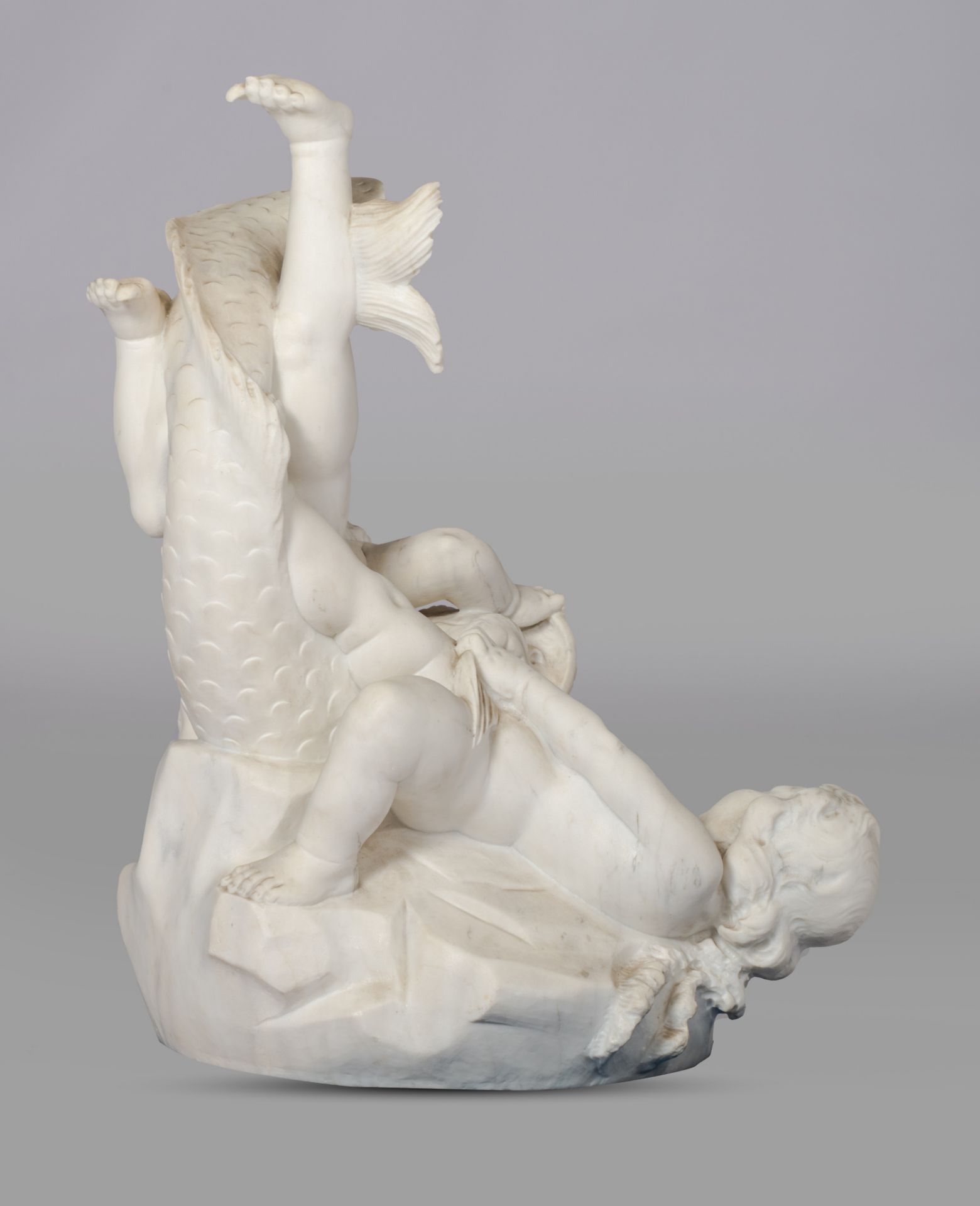 (BIDDING ONLY ON CARLOBONTE.BE) Albacini, two putti fighting a dolphin, Carrara marble on a matching - Bild 11 aus 16