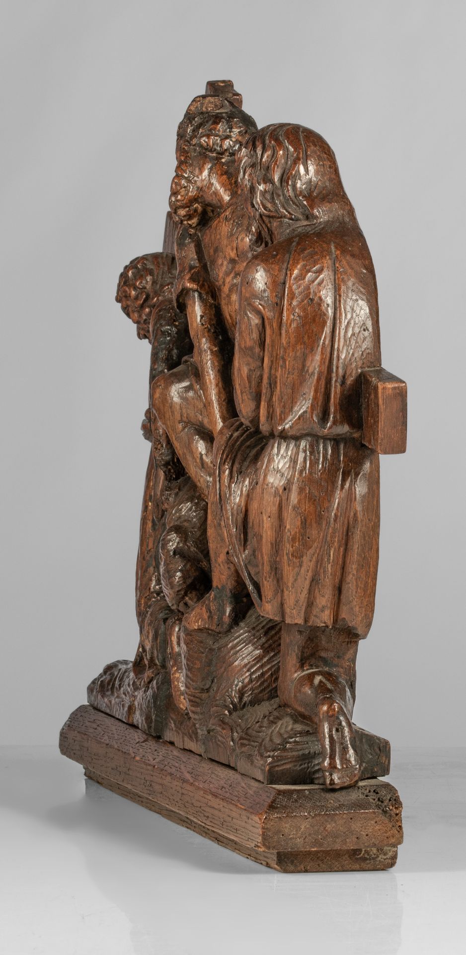 An oak retable fragment depicting one of the stages of the cross, probably Antwerp, late 16thC, H 37 - Image 4 of 6