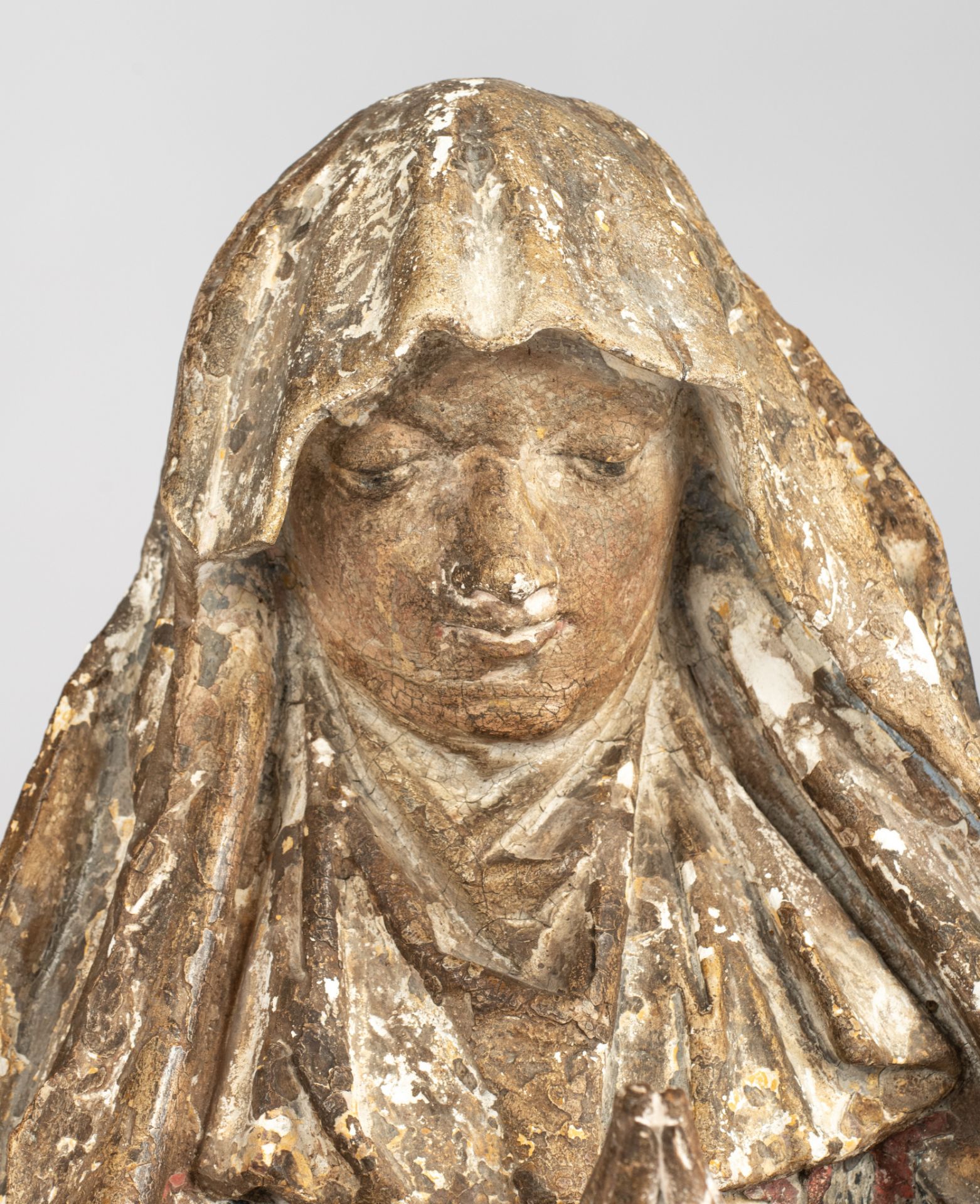 A polychrome plaster sculpture of the Madonna in devotion, 19th/20thC, H 113 cm - Image 6 of 8