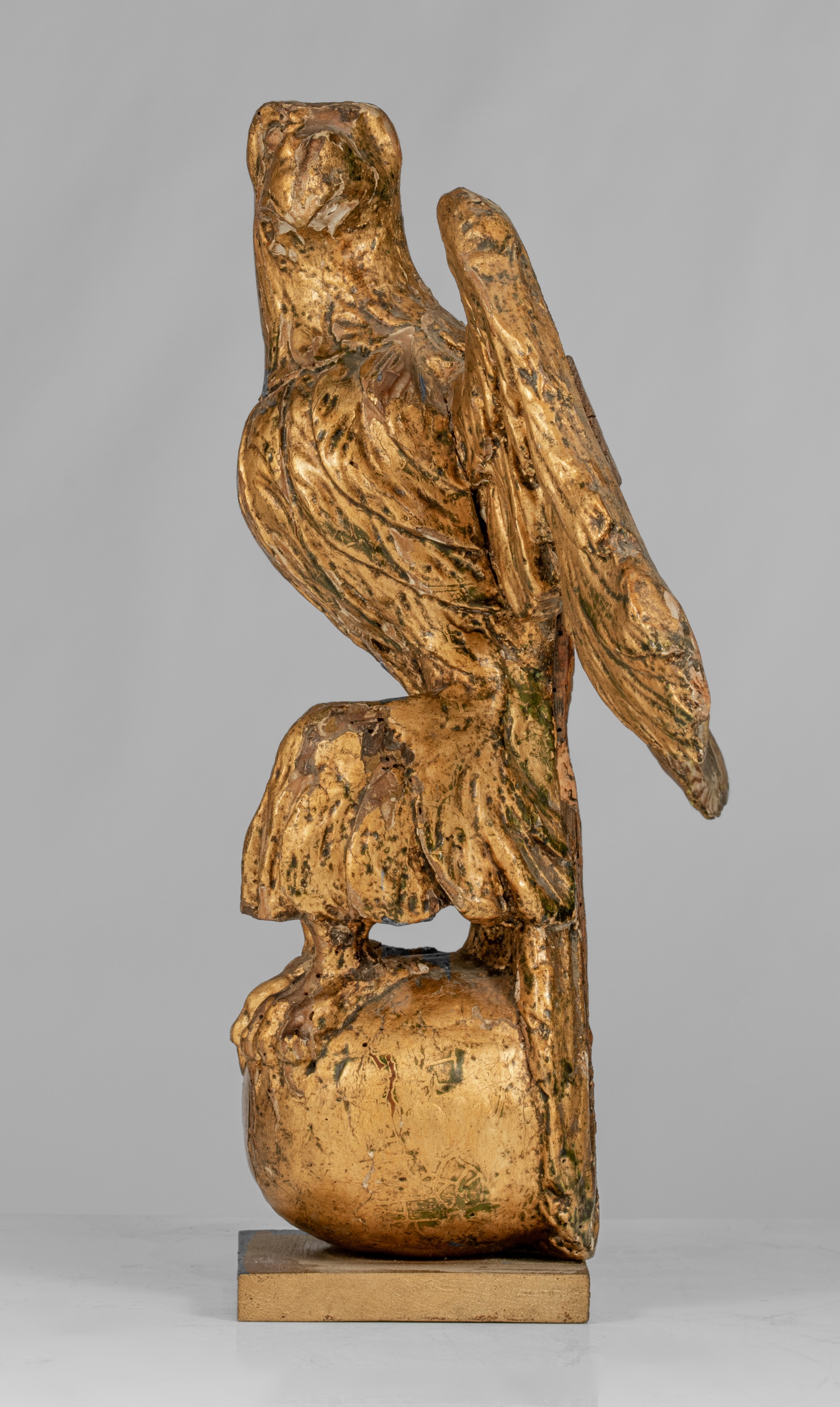 (BIDDING ONLY ON CARLOBONTE.BE) A gilt limewood sculpture of an eagle on an orb, 18thC, H 39 cm - Image 4 of 6