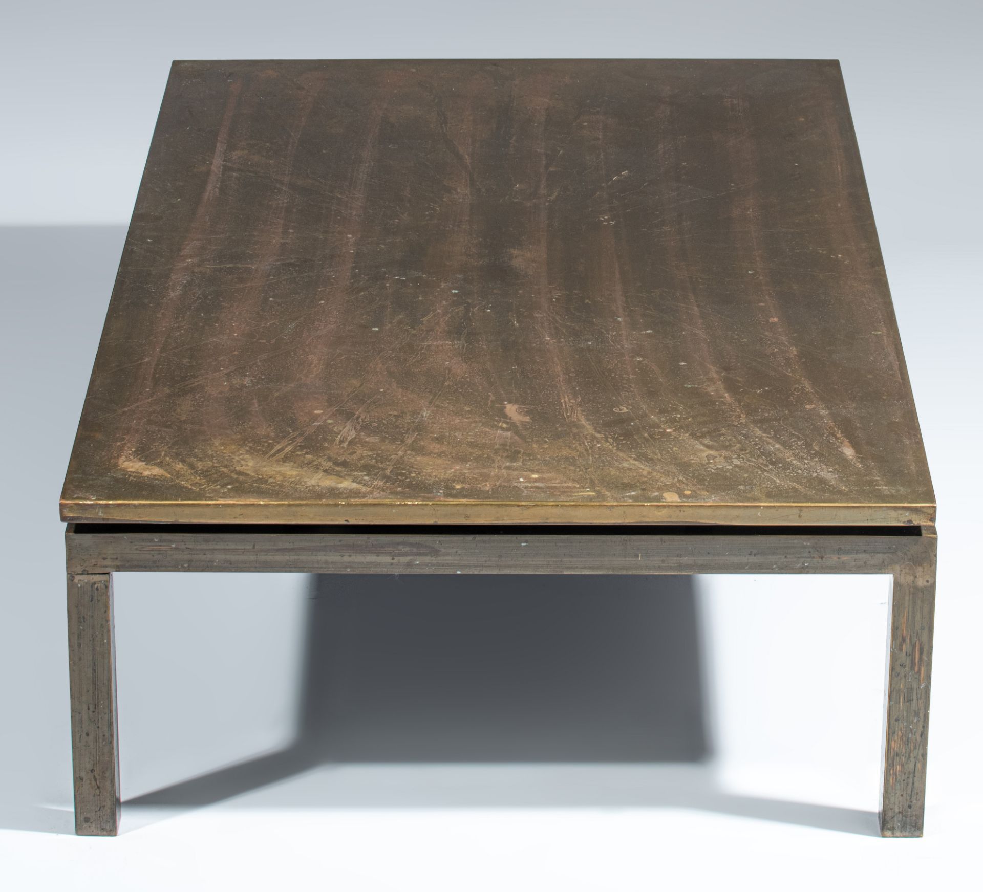 A vintage etched brass coffee table, H 35 - W 130 - D 80 cm - Image 5 of 9