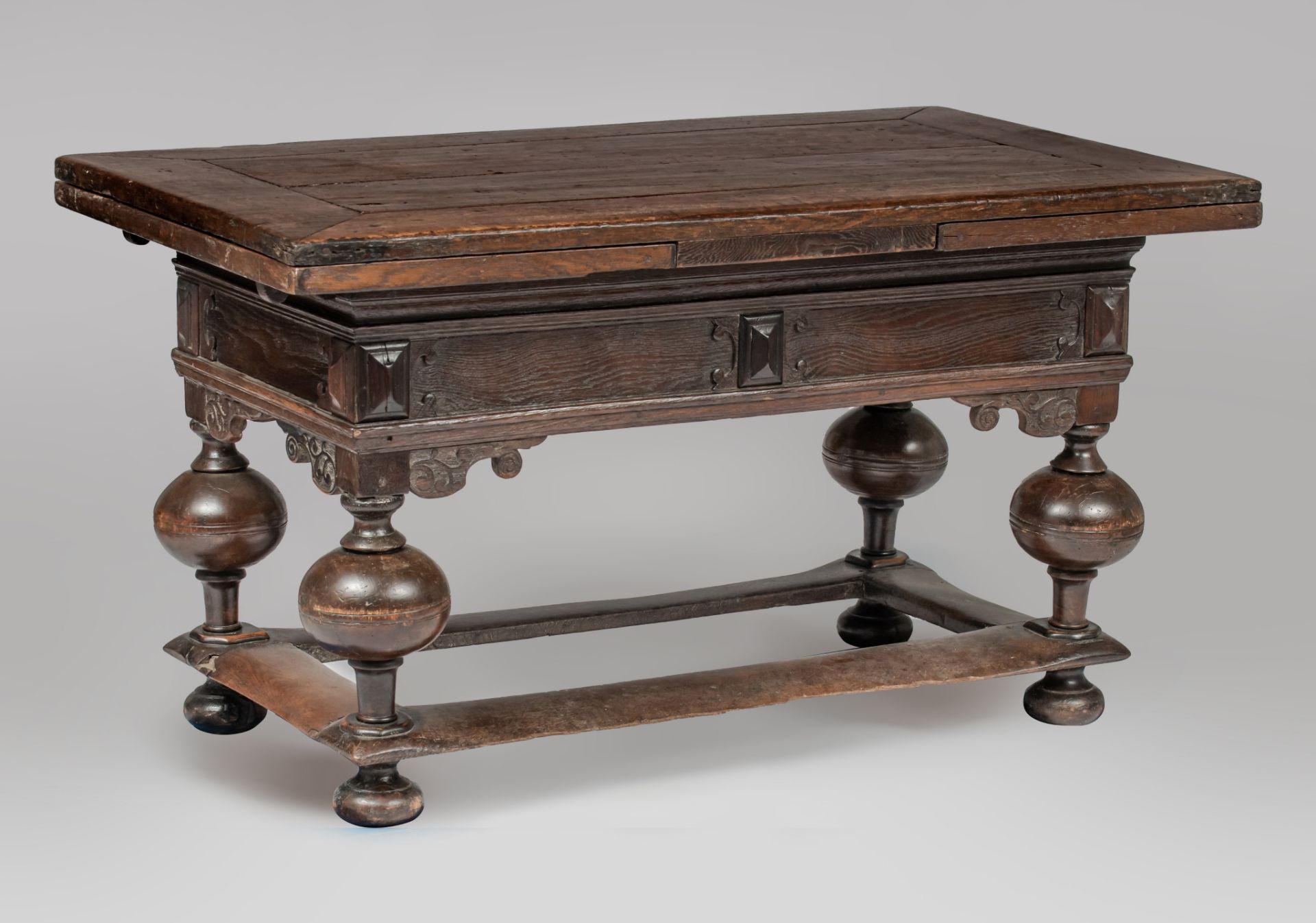 An impressive Flemish or Dutch oak table, early 17thC, H 80 - W 146 - 252 - D 85 cm - Image 8 of 8