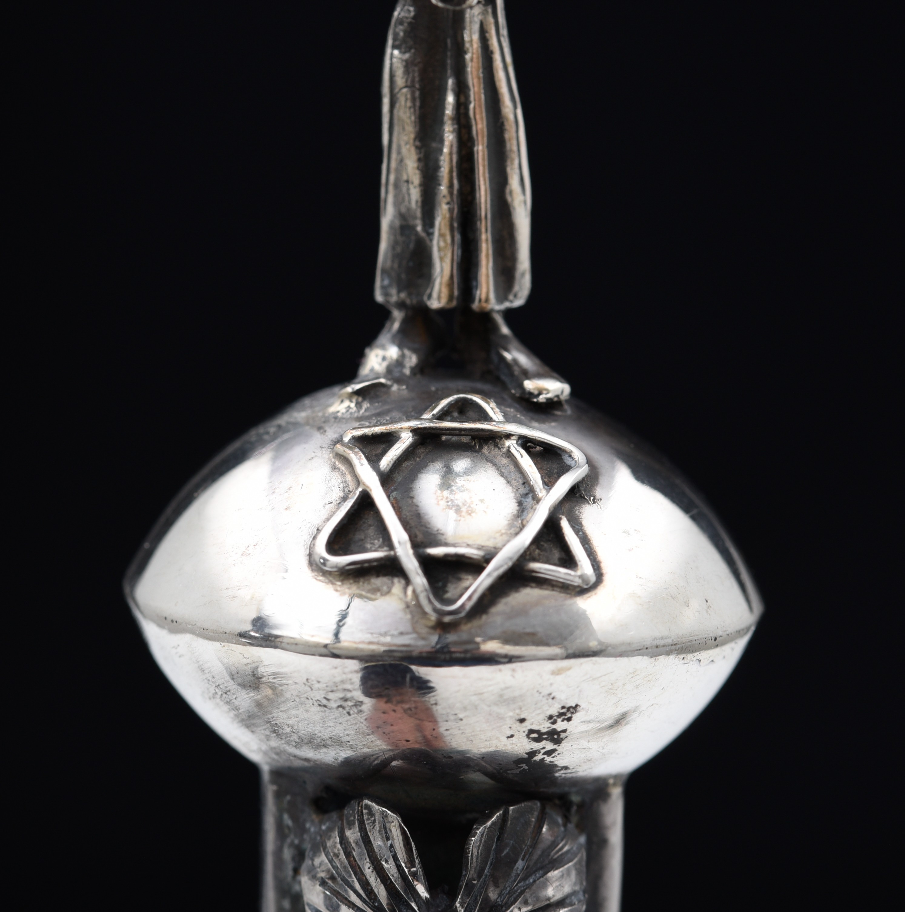 A collection of 5 Russian Judaica silver ritual Torah pointers or Yads, 84 zolotniki (875/000), H 14 - Image 11 of 16