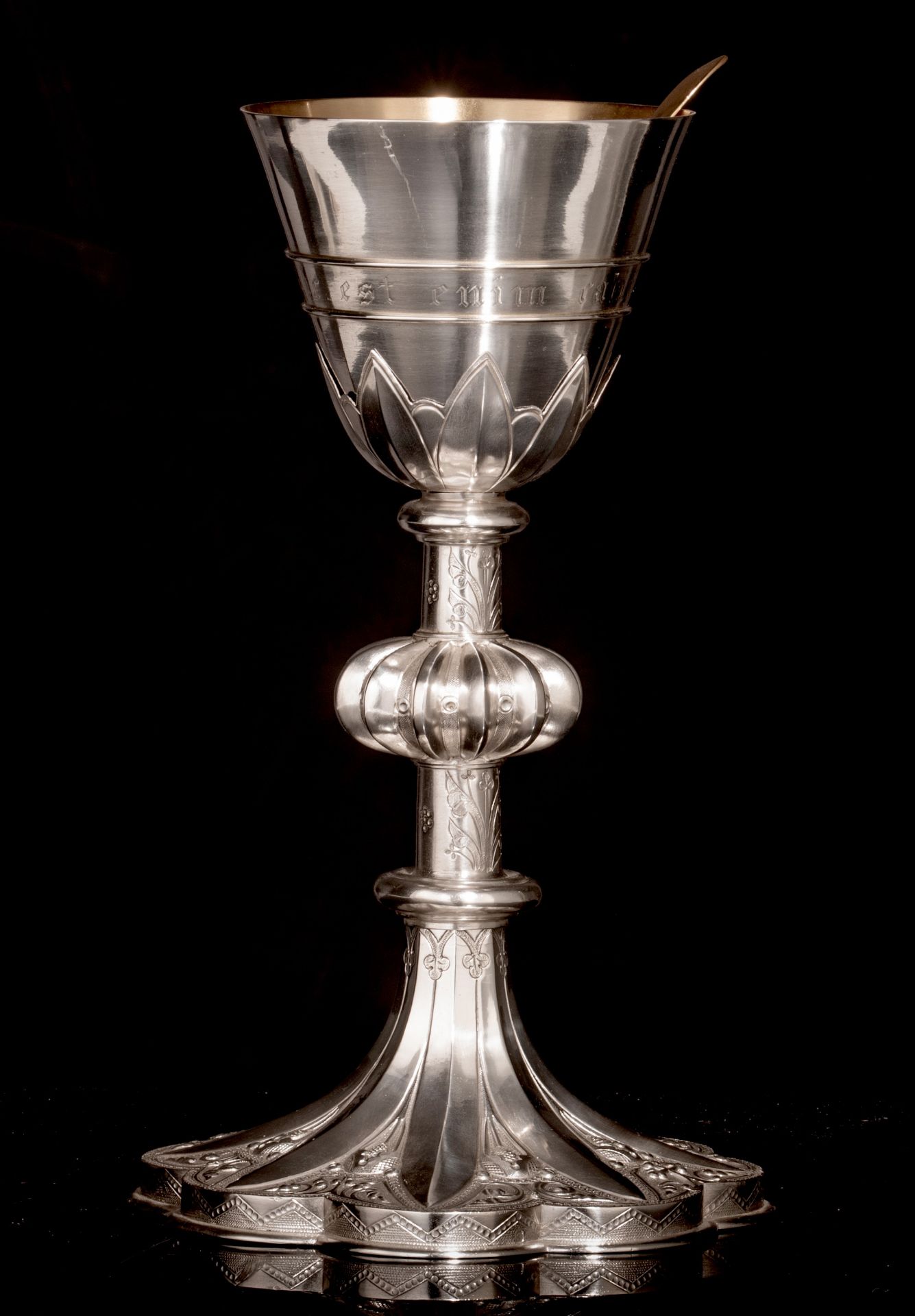 A French silver chalice with floral decoration, hallmarked Paris after 1838, 950/000, H 24,5 cm - to - Image 4 of 11