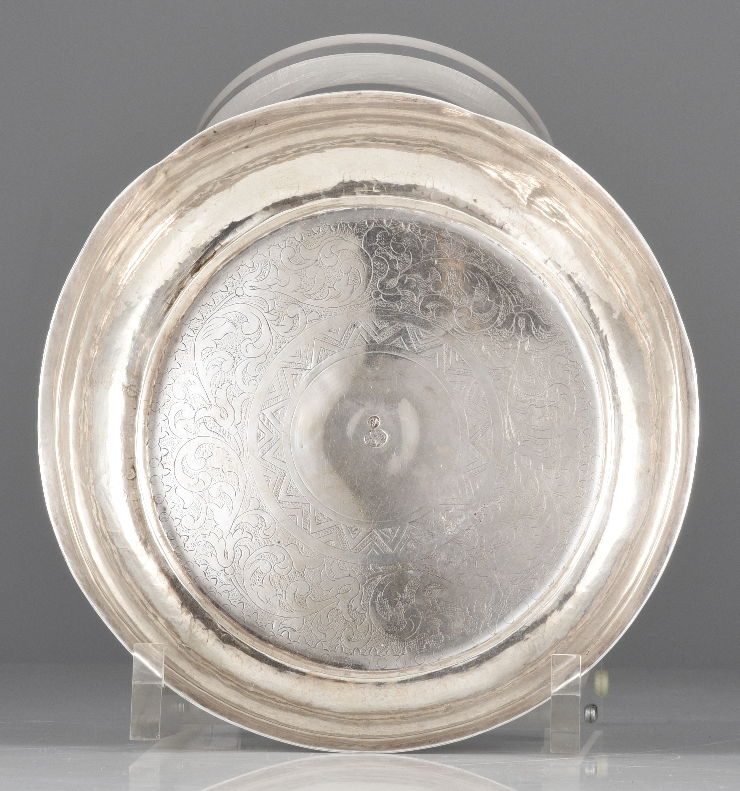 An Ottoman silver 'hammam' bowl with incised scroll decoration, 18th/19thC, H 5 - ¯ 19 cm - weight: - Image 3 of 5