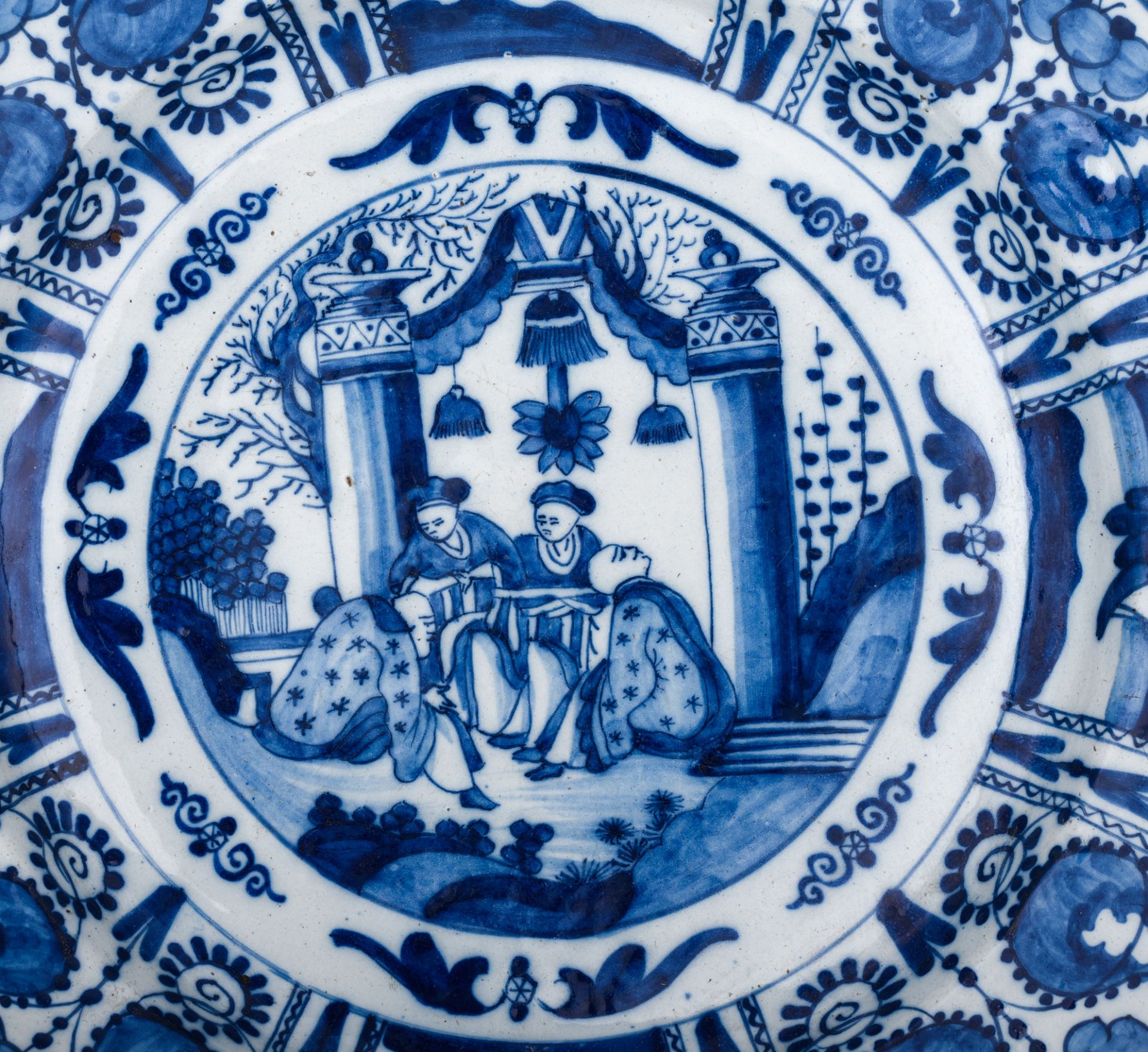 (BIDDING ONLY ON CARLOBONTE.BE) Two blue and white Delft chargers, 18thC, ¯ 34 - 35,5 cm - Image 5 of 6