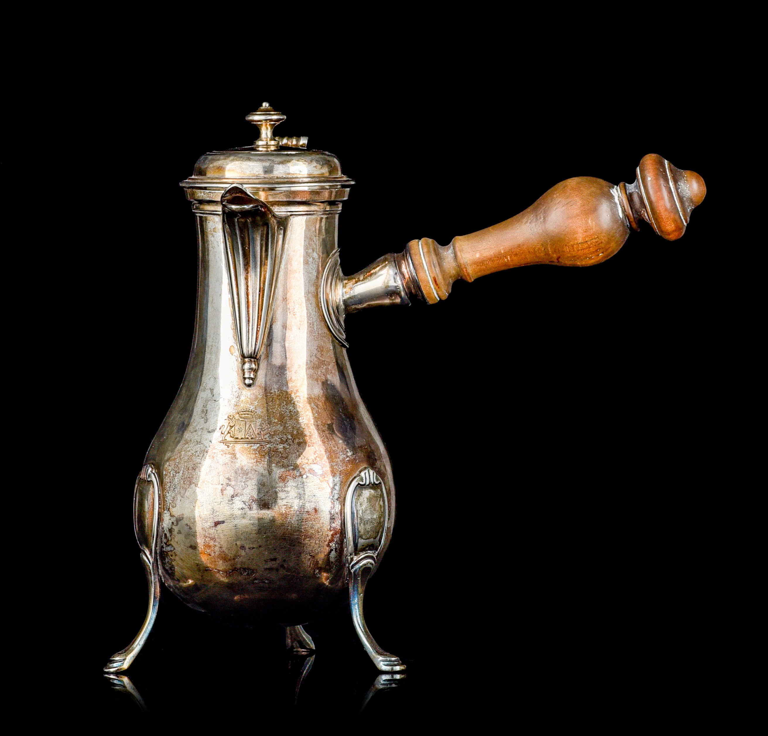 An 18thC French silver coffee pot called 'egoiste' with a wooden handle, ca 451 g, H 20,5 cm