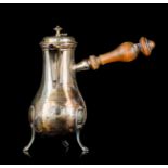 An 18thC French silver coffee pot called 'egoiste' with a wooden handle, ca 451 g, H 20,5 cm