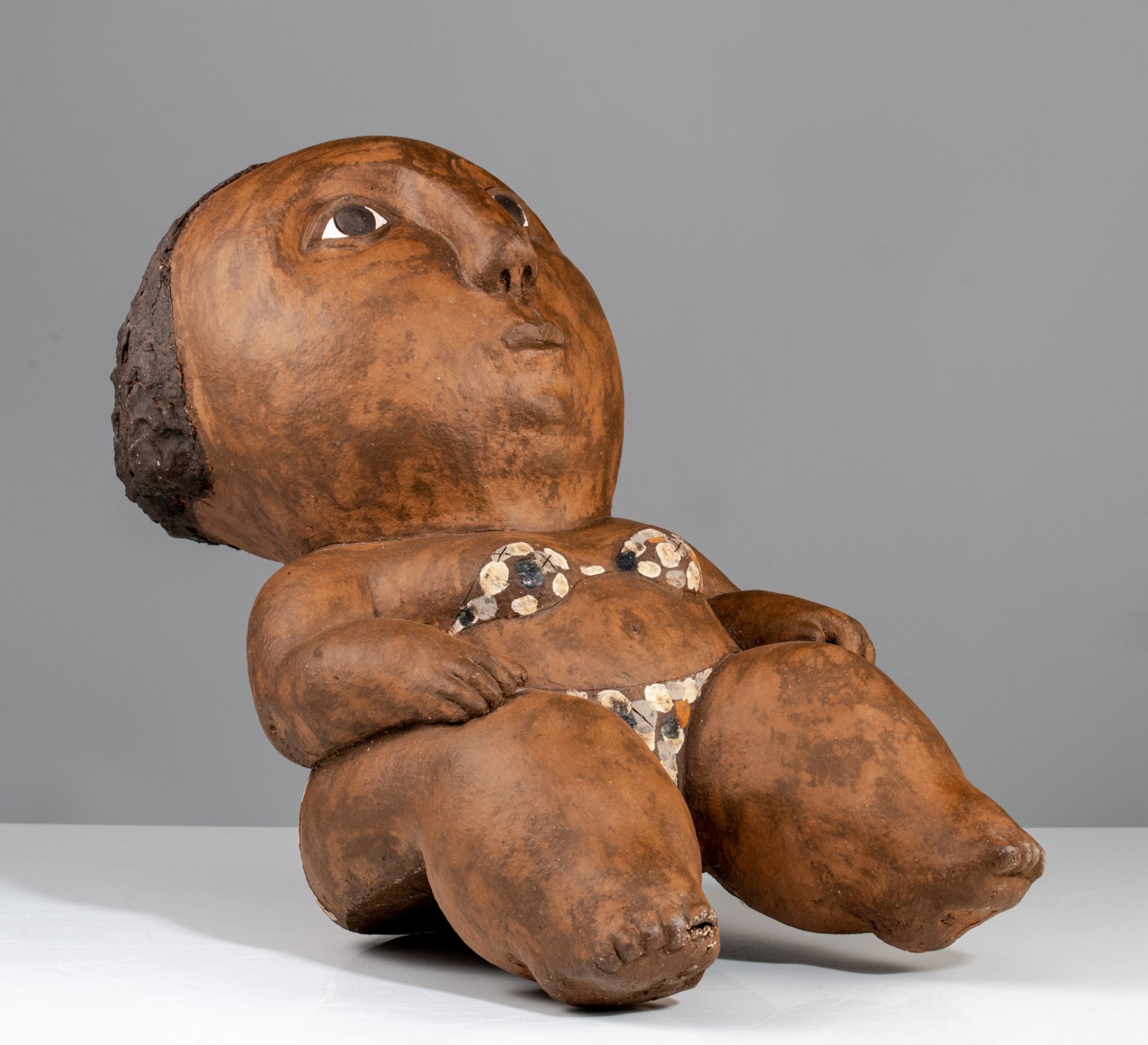 Odile Kinart (1945), sitting girl, polychrome decorated terracotta, H 55 cm - Image 2 of 6