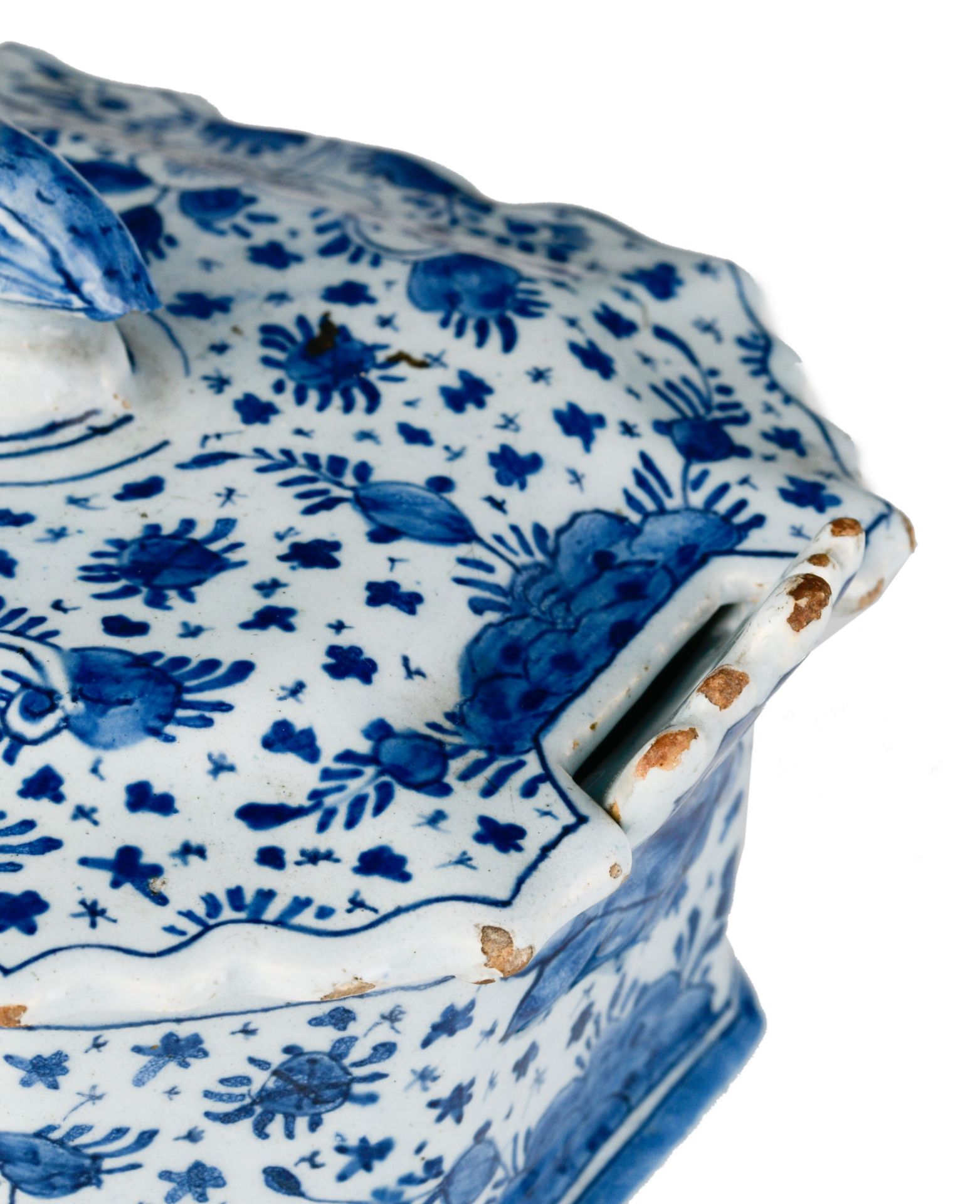 (BIDDING ONLY ON CARLOBONTE.BE) A fine Delft blue and white butter tub, marked 'De Lampetkan', 18thC - Image 14 of 14