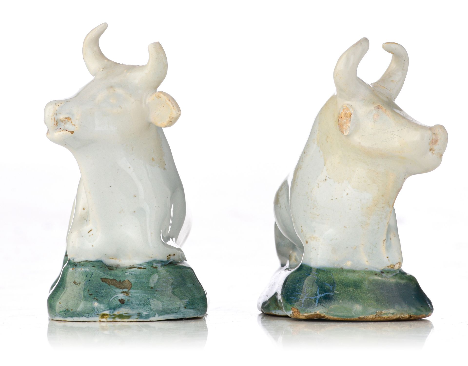 (BIDDING ONLY ON CARLOBONTE.BE) A rare pair of white Delft figures of cows, 18thC, marked Geertruy V - Image 5 of 16