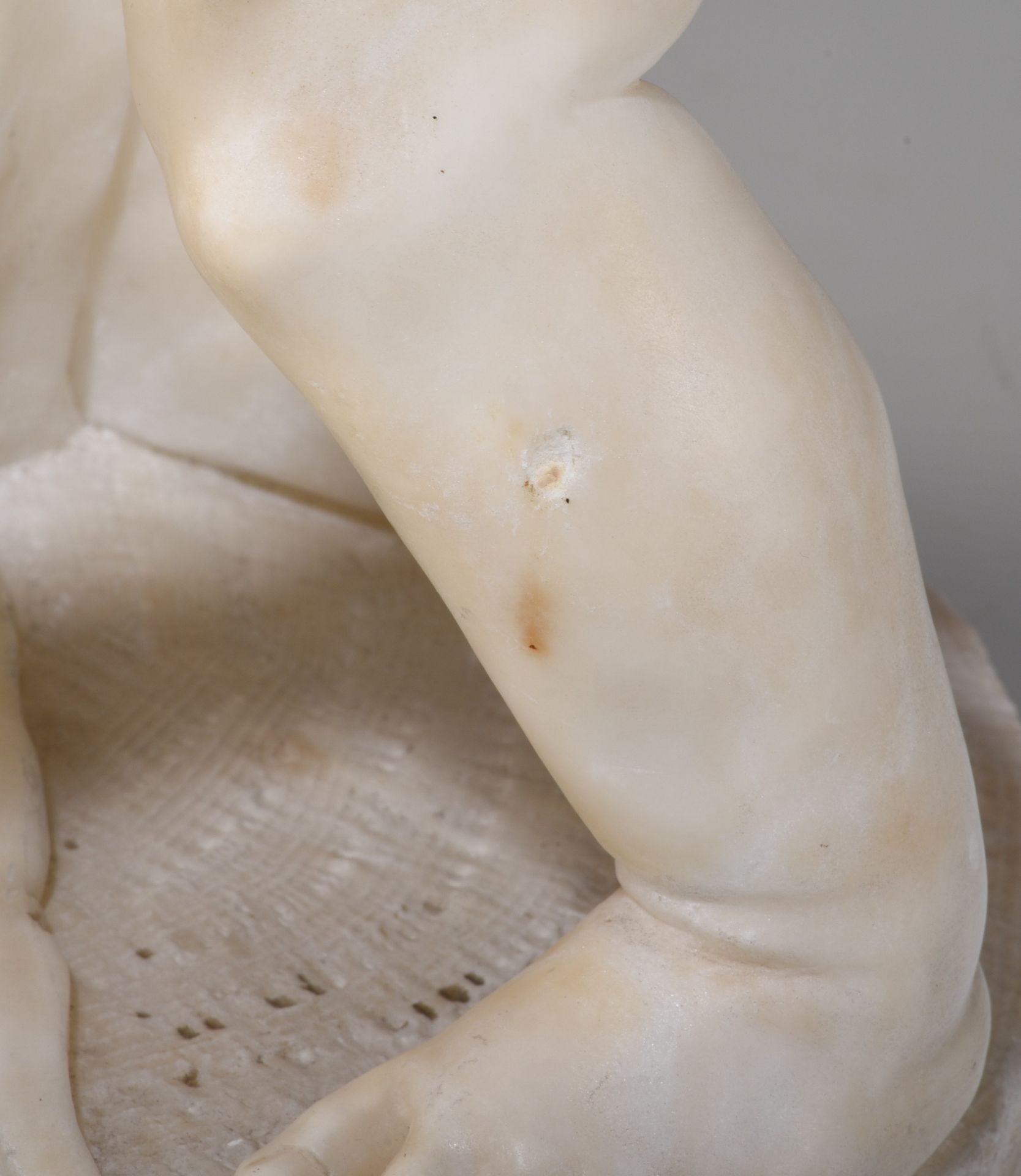 After Etienne Falconet (1716-1791), 'Bataille pour l'amour', alabaster, H 45 cm - Bild 9 aus 11