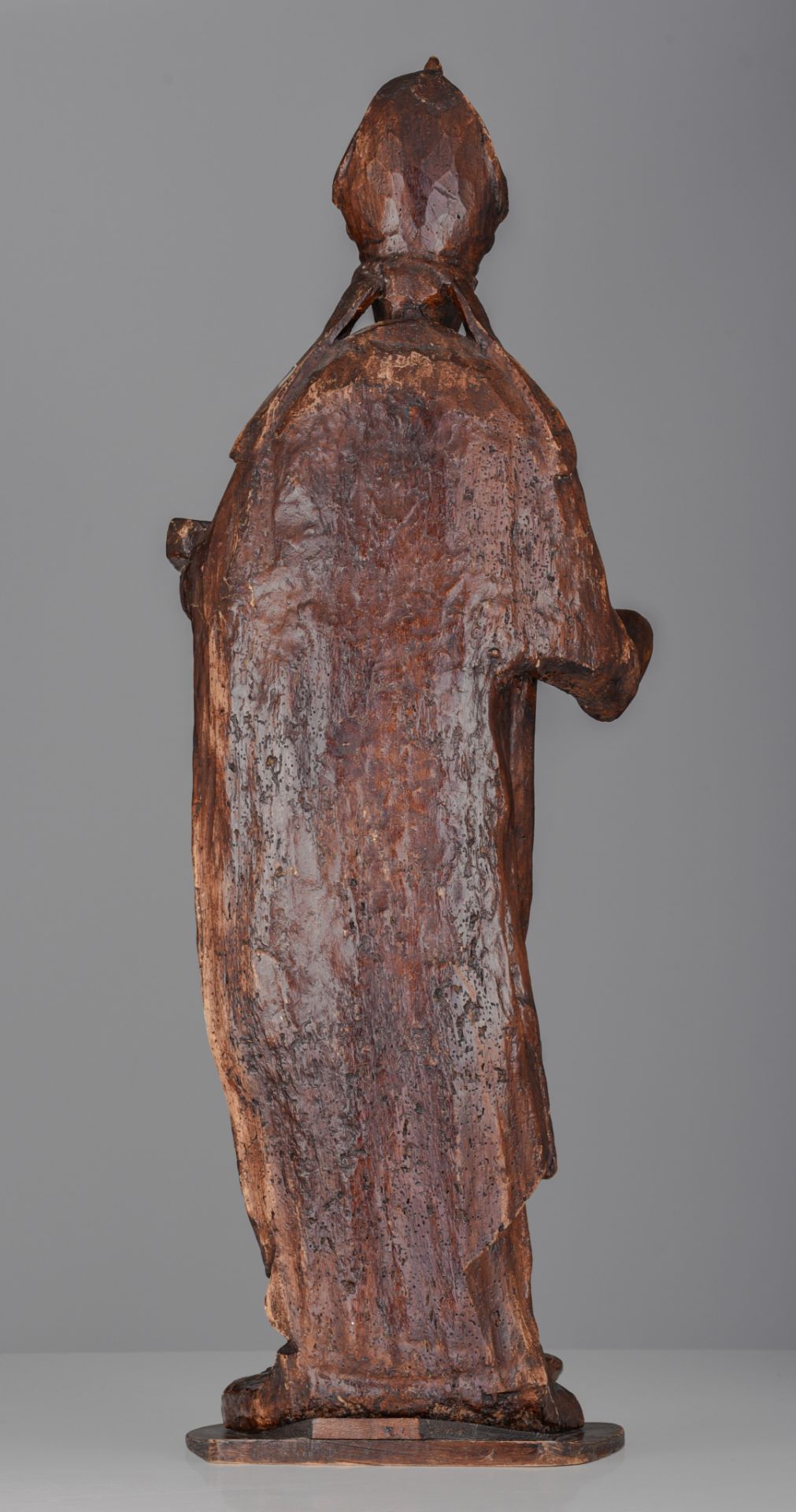 A walnut sculpture of a bishop, 18th/19thC, H 90 cm - Image 4 of 7