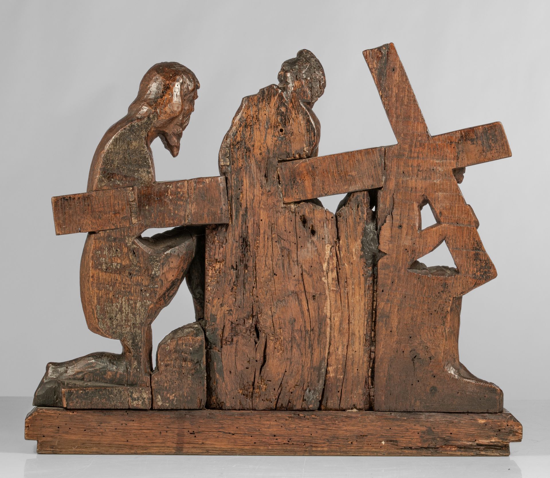 An oak retable fragment depicting one of the stages of the cross, probably Antwerp, late 16thC, H 37 - Image 5 of 6