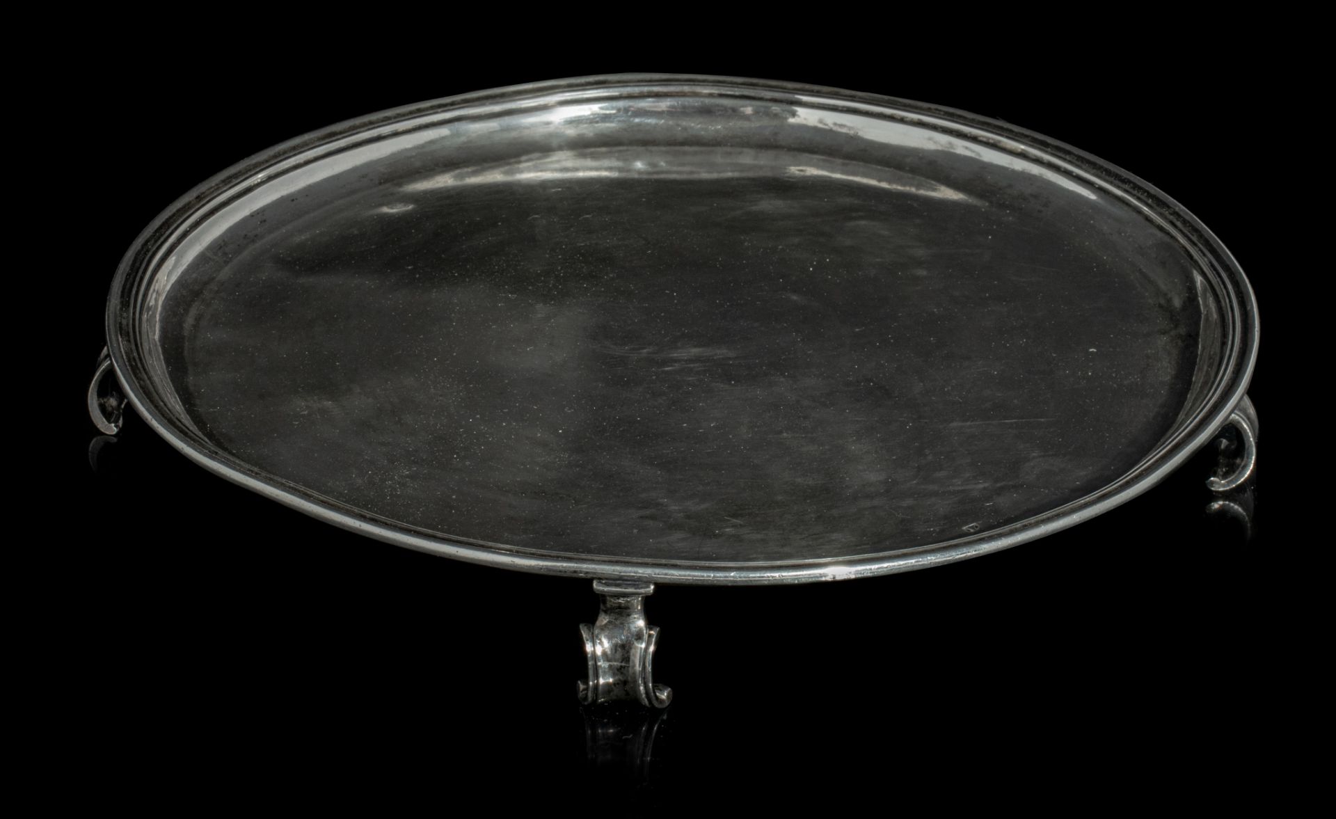 A silver salver on four volute feet, 18thC, H 4 - ¯ 27 cm - total weight: ca. 730 g