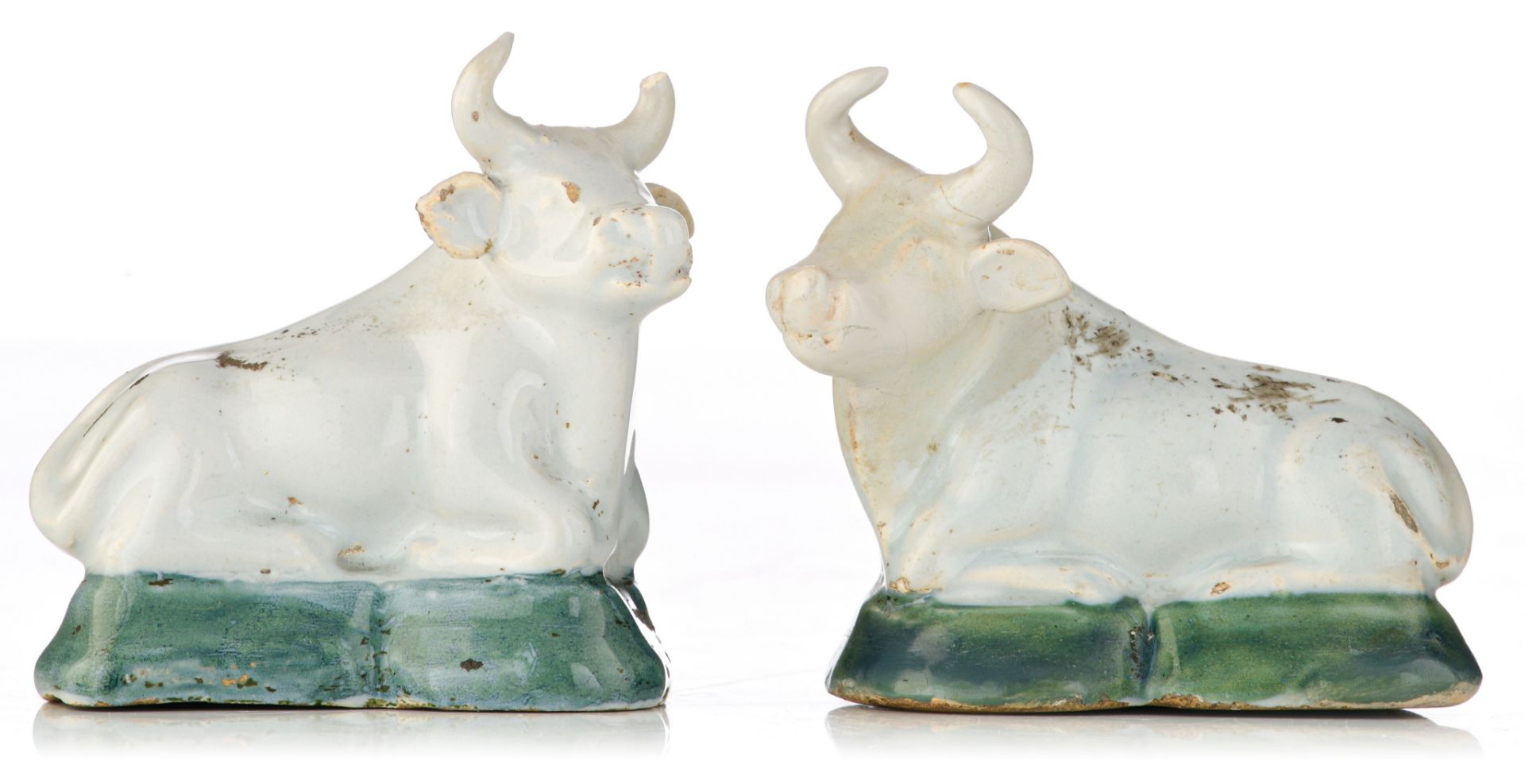 (BIDDING ONLY ON CARLOBONTE.BE) A rare pair of white Delft figures of cows, 18thC, marked Geertruy V - Image 2 of 16
