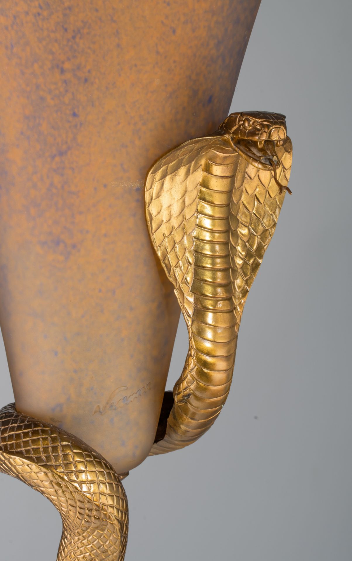 A pair of Art Deco type 'Cobra - La Tentation' gilt bronze and glass lamps, after the design of Edga - Image 8 of 9