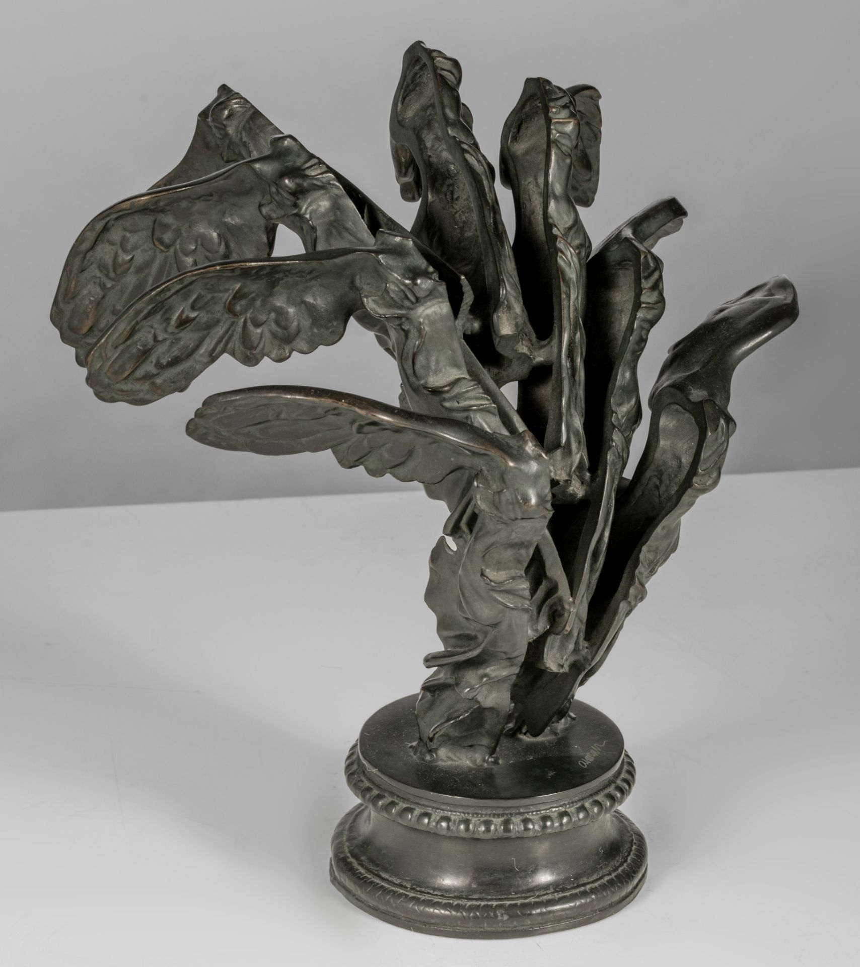 Fernandez Arman (1928-2005), 'La victoire de Samothrace', mulitple, N∞ 69/100, patinated bronze, H 2 - Bild 2 aus 5