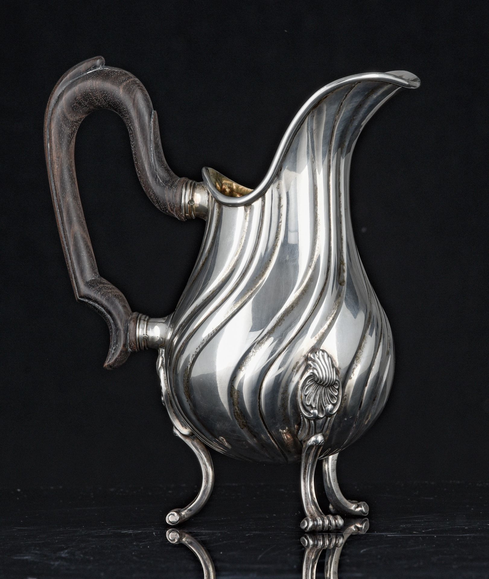 A silver milk jug, with apocryphal Bruges hallmarks, ca 525 g, H 20,5 cm - Image 4 of 8