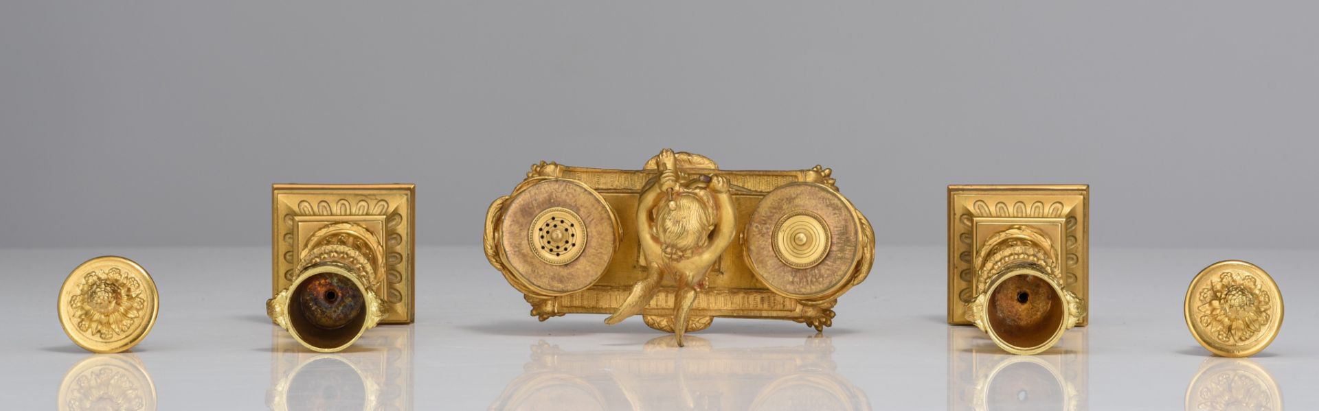 (BIDDING ONLY ON CARLOBONTE.BE) A Neoclassical gilt bronze ink well decorated with Cupid, and a pair - Image 7 of 8