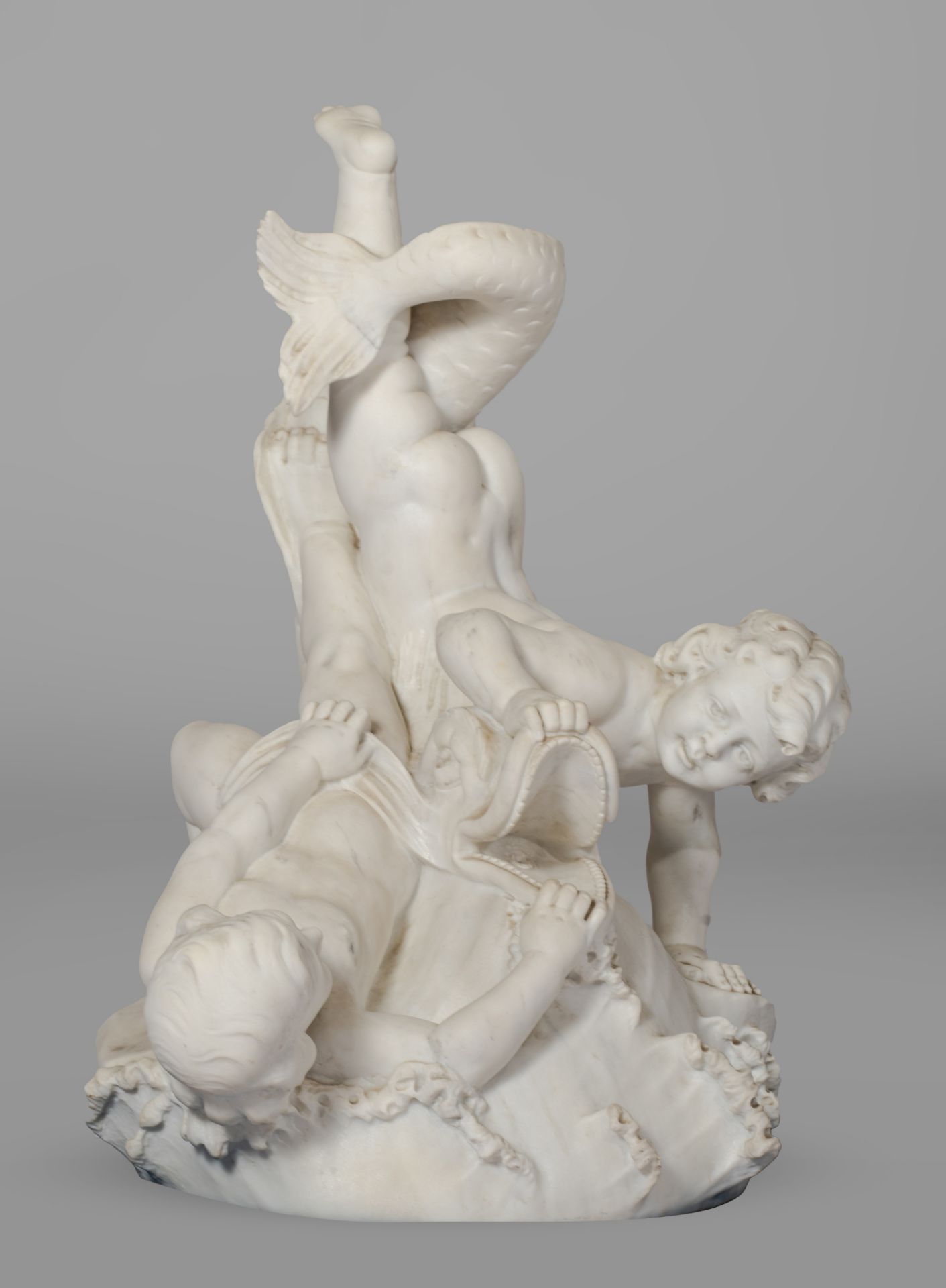 (BIDDING ONLY ON CARLOBONTE.BE) Albacini, two putti fighting a dolphin, Carrara marble on a matching - Bild 4 aus 16